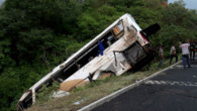 Cel puţin 17 persoane şi-au pierdut viaţa şi alte 22 au fost rănite joi când un autobuz care transporta mexicani şi migranţi s-a prăbuşit într-o râpă, în vestul Mexicului. FOTO: Profimedia Images | Poza 2 din 7