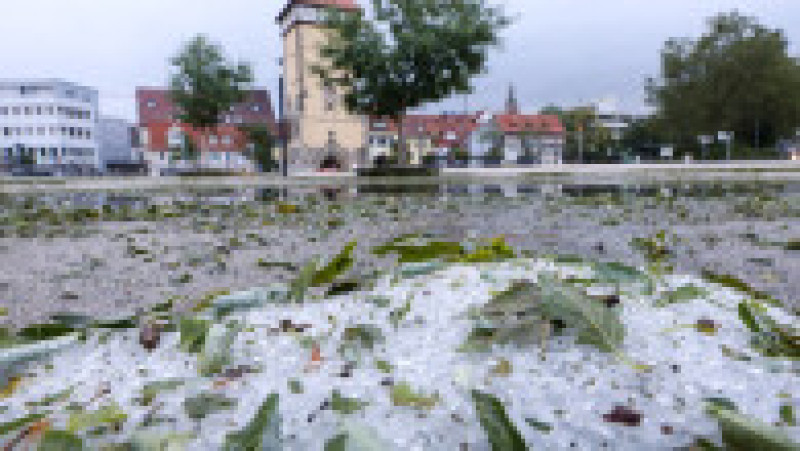 Strat de 30 cm de grindină în Germania, o alunecare de teren a îngropat o stațiune în Georgia. FOTO> Profimedia Images | Poza 13 din 13