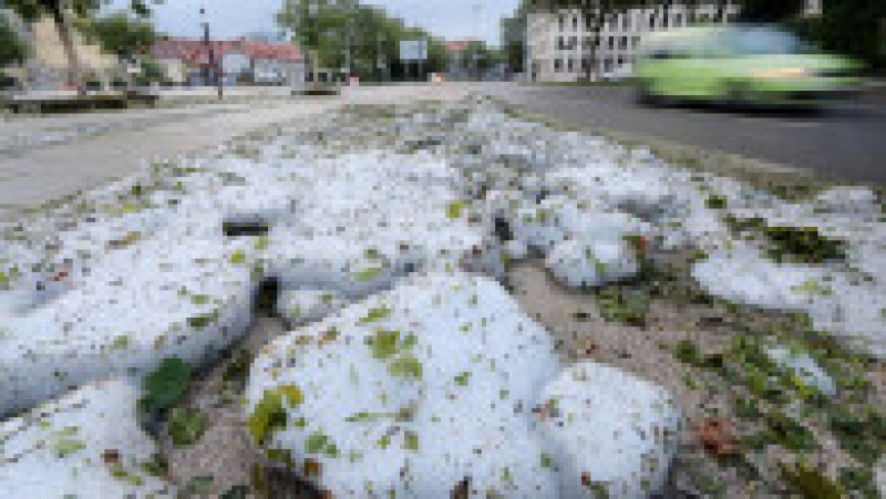 Strat de 30 cm de grindină în Germania, o alunecare de teren a îngropat o stațiune în Georgia. FOTO> Profimedia Images | Poza 10 din 13