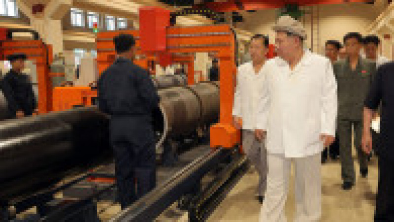 Kim face turul fabricilor de armament din Coreea de Nord și alimentează speculațiile că l-ar putea ajuta pe Putin. FOTO: Profimedia Images | Poza 6 din 6