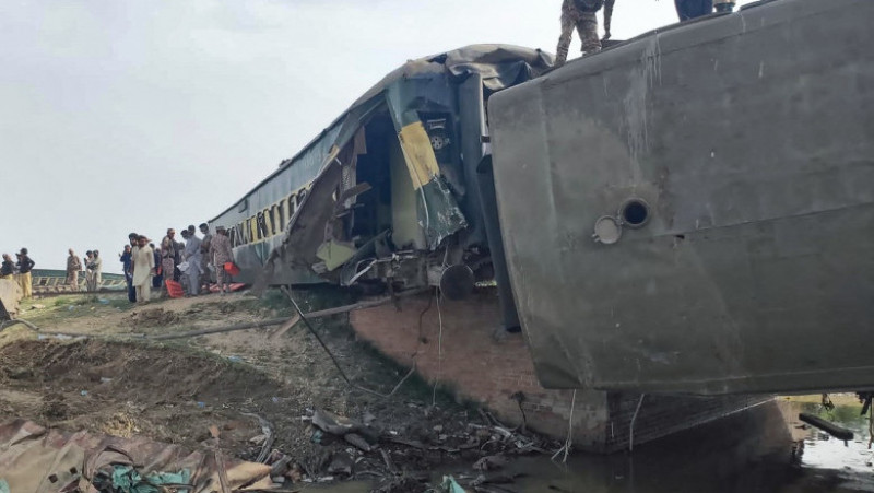 Cel puțin 19 persoane au fost ucise și 50 rănite în urma deraierii unui tren în sudul Pakistanului. FOTO: Profimedia Images