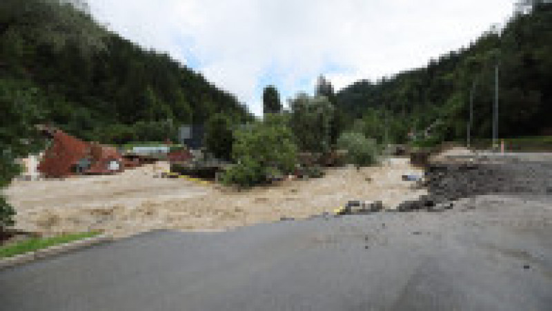 Drumuri, căi ferate, poduri, sisteme de canalizare şi clădiri au fost avariate. FOTO: Profimedia Images | Poza 1 din 6