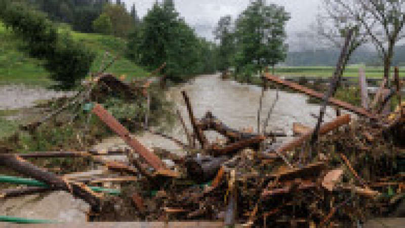 Drumuri, căi ferate, poduri, sisteme de canalizare şi clădiri au fost avariate. FOTO: Profimedia Images | Poza 2 din 6