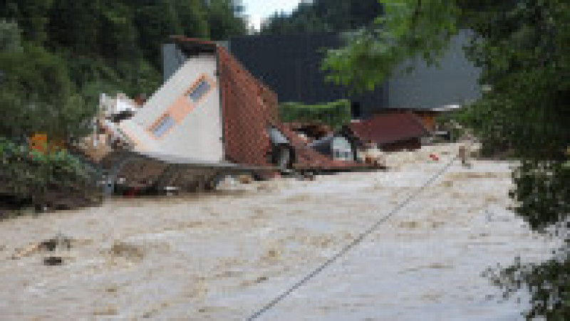 Drumuri, căi ferate, poduri, sisteme de canalizare şi clădiri au fost avariate. FOTO: Profimedia Images | Poza 5 din 6