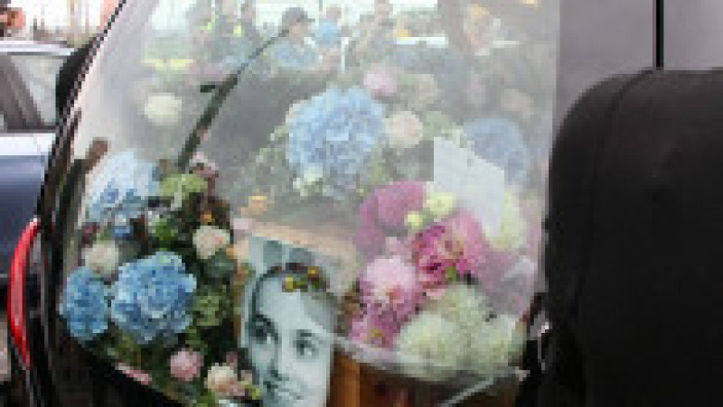 Sute de oameni s-au aliniat pe străzi pentru a-i aduce un omagiu regretatei cântărețe irlandeze Sinéad O’Connor marți, aplaudând cu lacrimi în ochi, cântând și aruncând flori în timp ce cortegiul funerar trecea pe lângă vechea ei casă din Bray, Irlanda. Procesiune funerară a fost publică, dar înmormântarea a fost privată. Sursa foto: Profimedia Images | Poza 5 din 7
