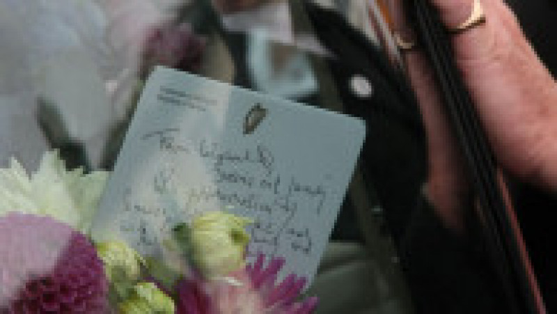 Sute de oameni s-au aliniat pe străzi pentru a-i aduce un omagiu regretatei cântărețe irlandeze Sinéad O’Connor marți, aplaudând cu lacrimi în ochi, cântând și aruncând flori în timp ce cortegiul funerar trecea pe lângă vechea ei casă din Bray, Irlanda. Procesiune funerară a fost publică, dar înmormântarea a fost privată. Sursa foto: Profimedia Images | Poza 7 din 7
