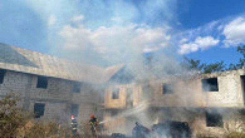Un incendiu produs, miercuri seară, din cauza unui foc în aer liber lăsat nesupravegheat a ajuns la acoperişul clădirii chiliilor aflată în construcţie la Mănăstirea Delta Neajlovului din localitatea giurgiuveană Budeni | Poza 1 din 5