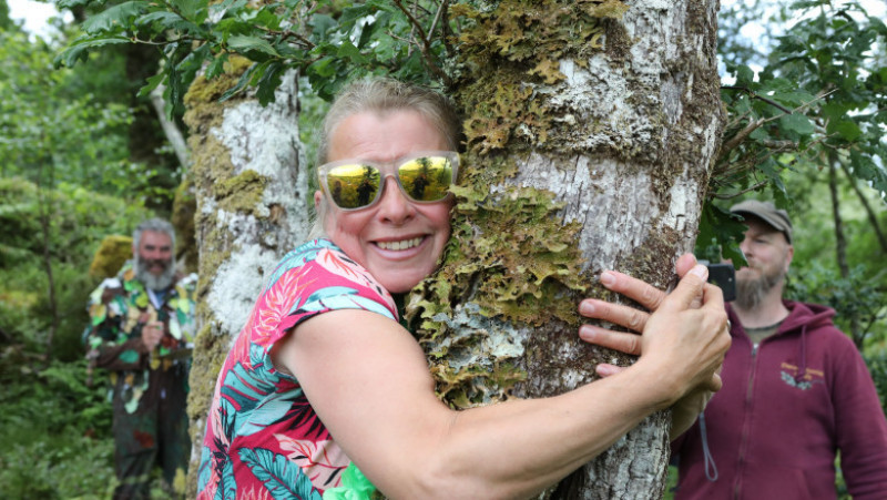 Julie Yarroll, participantă la concursul de îmbrățișat copaci din Scoția
Sursa foto: Profimedia Images