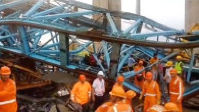 Cel puţin 17 muncitori au murit marţi după prăbuşirea unei macarele pe şantierul unei autostrăzi din vestul Indiei. FOTO: Profimedia Images | Poza 6 din 7