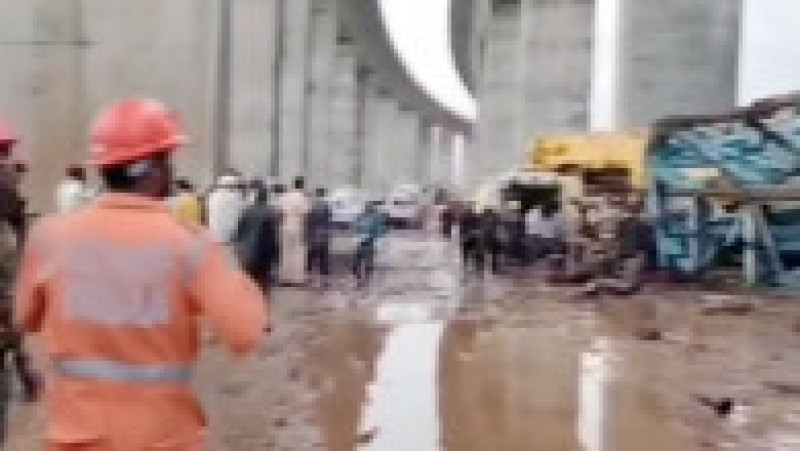 Cel puţin 17 muncitori au murit marţi după prăbuşirea unei macarele pe şantierul unei autostrăzi din vestul Indiei. FOTO: Profimedia Images | Poza 4 din 7