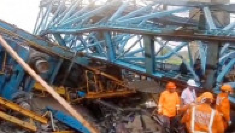 Cel puţin 17 muncitori au murit marţi după prăbuşirea unei macarele pe şantierul unei autostrăzi din vestul Indiei. FOTO: Profimedia Images | Poza 5 din 7