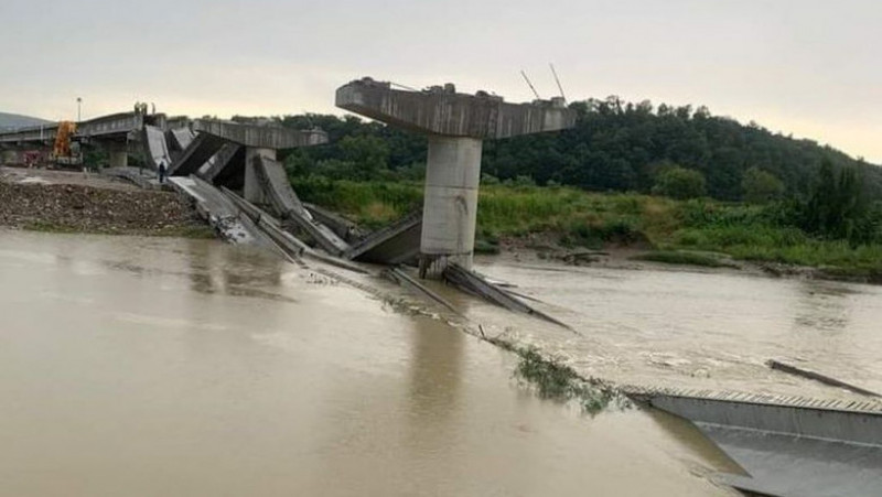 Podul de la Beclean s-a prăbușit după ce a fost lovit de un trăsnet. Sursa foto: Timp Online