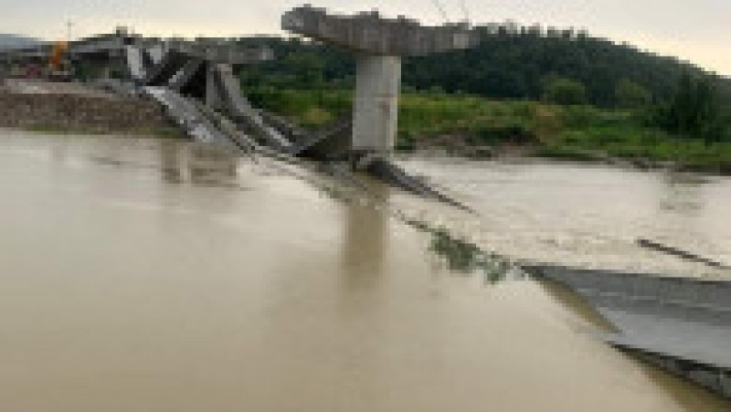 Podul de la Beclean s-a prăbușit după ce a fost lovit de un trăsnet. Sursa foto: Timp Online | Poza 8 din 11