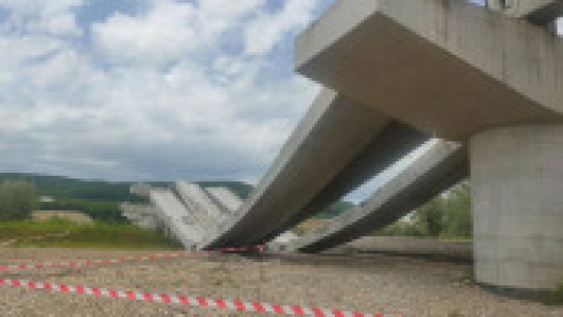 Podul de la Beclean s-a prăbușit după ce a fost lovit de un trăsnet. Sursa foto: Timp Online | Poza 4 din 11
