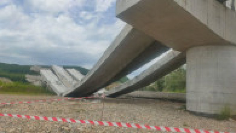 Podul de la Beclean s-a prăbușit după ce a fost lovit de un trăsnet. Sursa foto: Timp Online | Poza 6 din 11