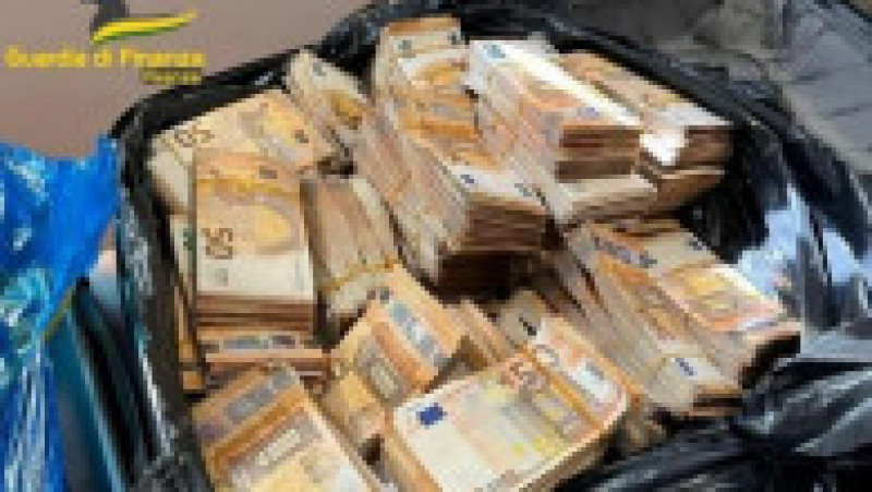 Elio, un labrador antifraudă, a găsit în bagajele unei femei peste 1 milion de euro, lângă Florența FOTO: captură video Twitter/ Guardia di Finanza | Poza 2 din 6