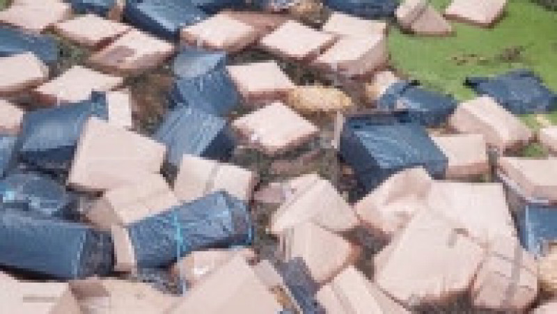 Zeci de cutii pline cu paie au fost aruncate într-un lac de lângă Satu Mare. Sursa foto: Presa SM | Poza 1 din 4