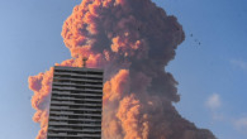 O serie de explozii puternice s-au produs pe 4 august 2020 în Beirut, devastând portul capitalei Libanului și provocând daune uriașe și numeroase victime. Cea mai puternică dintre aceste explozii a fost şi una dintre cele mai puternice explozii din istorie care nu a fost produsă de o bombă nucleară. Sursa foto: Profimedia Images | Poza 1 din 30