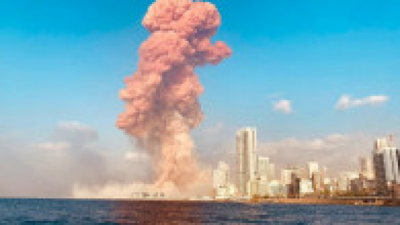 O serie de explozii puternice s-au produs pe 4 august 2020 în Beirut, devastând portul capitalei Libanului și provocând daune uriașe și numeroase victime. Cea mai puternică dintre aceste explozii a fost şi una dintre cele mai puternice explozii din istorie care nu a fost produsă de o bombă nucleară. Sursa foto: Profimedia Images | Poza 17 din 30