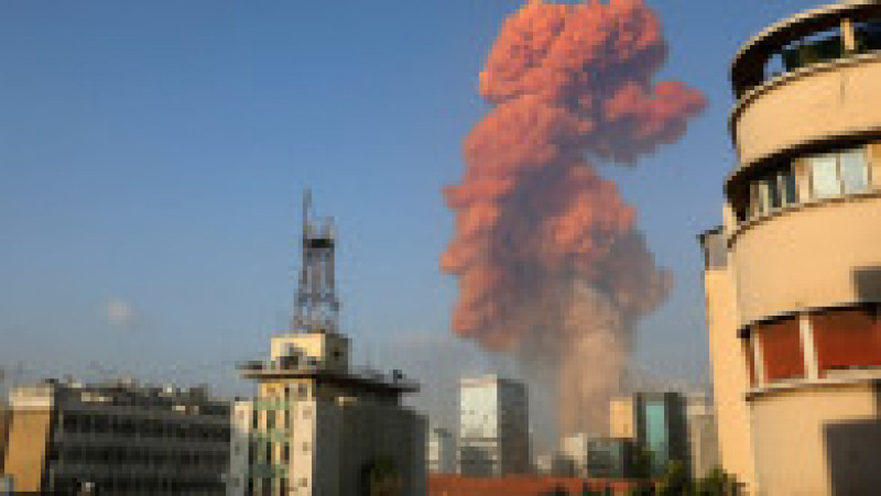 O serie de explozii puternice s-au produs pe 4 august 2020 în Beirut, devastând portul capitalei Libanului și provocând daune uriașe și numeroase victime. Cea mai puternică dintre aceste explozii a fost şi una dintre cele mai puternice explozii din istorie care nu a fost produsă de o bombă nucleară. Sursa foto: Profimedia Images | Poza 23 din 30