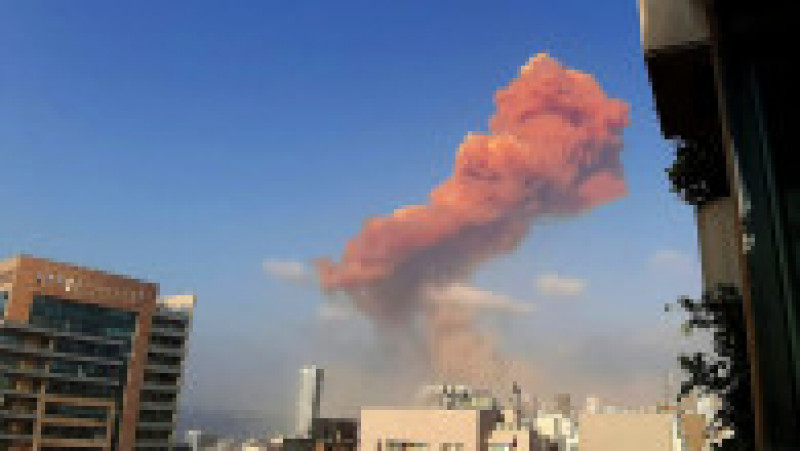 O serie de explozii puternice s-au produs pe 4 august 2020 în Beirut, devastând portul capitalei Libanului și provocând daune uriașe și numeroase victime. Cea mai puternică dintre aceste explozii a fost şi una dintre cele mai puternice explozii din istorie care nu a fost produsă de o bombă nucleară. Sursa foto: Profimedia Images | Poza 24 din 30