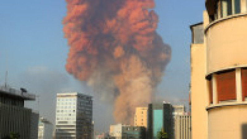 O serie de explozii puternice s-au produs pe 4 august 2020 în Beirut, devastând portul capitalei Libanului și provocând daune uriașe și numeroase victime. Cea mai puternică dintre aceste explozii a fost şi una dintre cele mai puternice explozii din istorie care nu a fost produsă de o bombă nucleară. Sursa foto: Profimedia Images | Poza 20 din 30