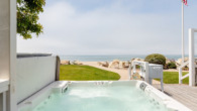 Mila Kunis și Ashton Kutcher și-au pus casa de pe plajă pe Airbnb și invită turiștii să stea gratis acolo. FOTO: Profimedia Images | Poza 7 din 16