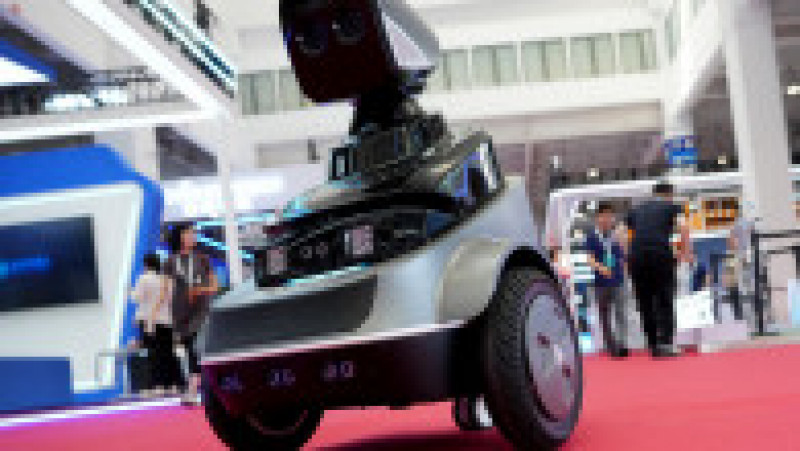 Un robot de patrulare care poate detecta furturile și incendiile, prezentat la Conferința Mondială de Robotică de la Beijing 2023. Foto: Profimedia Images | Poza 10 din 17