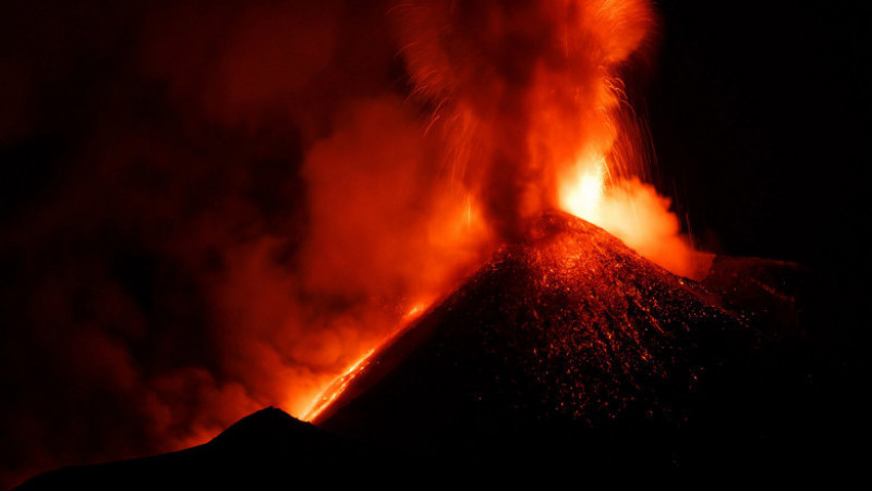 Vulcanul Etna, unul dintre cei mai activi din lume, a intrat din nou în erupție duminică seară. Foto: Profimedia Images