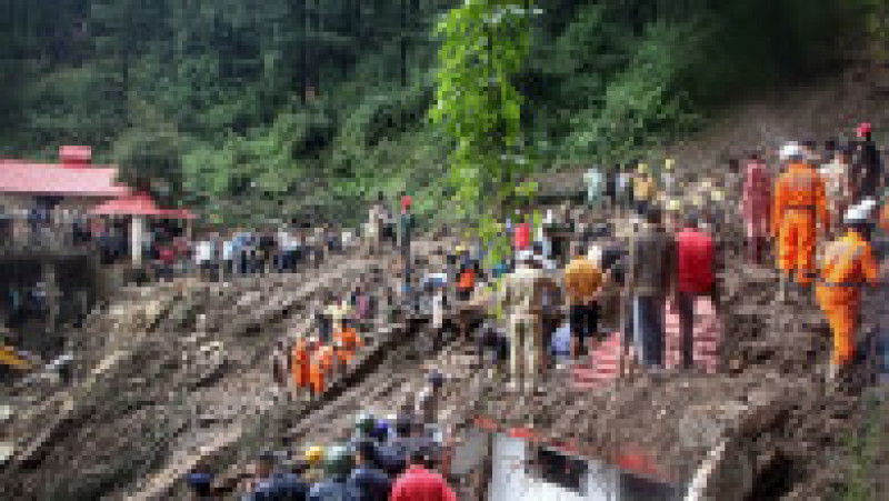 Cel puţin 49 de persoane au murit în India, dintre care nouă în urma surpării unui templu, în urma unor inundaţii masive şi alunecări de teren devastatoare. Foto: Profimedia | Poza 1 din 11
