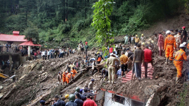 Cel puţin 49 de persoane au murit în India, dintre care nouă în urma surpării unui templu, în urma unor inundaţii masive şi alunecări de teren devastatoare. Foto: Profimedia