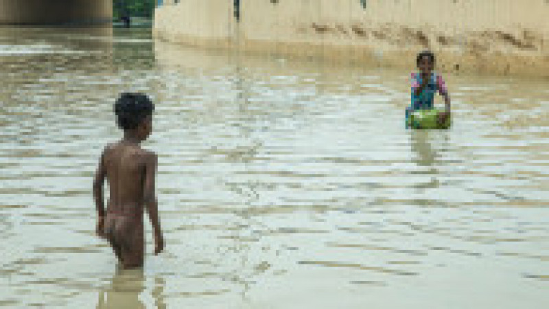 Cel puţin 49 de persoane au murit în India, dintre care nouă în urma surpării unui templu, în urma unor inundaţii masive şi alunecări de teren devastatoare. Foto: Profimedia | Poza 9 din 11