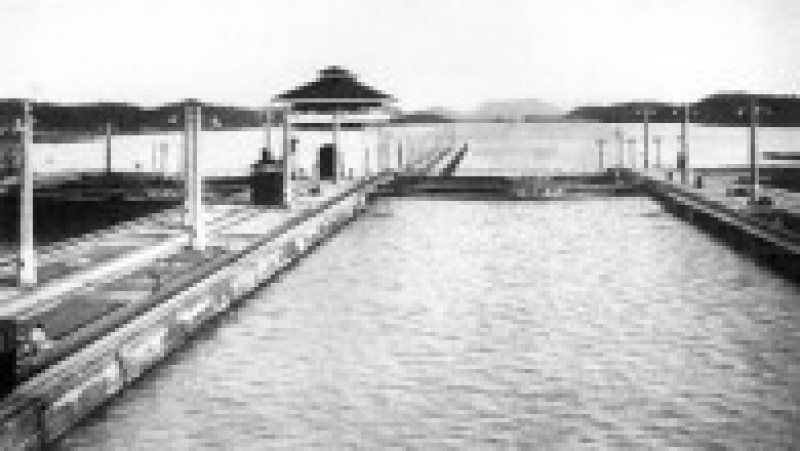 Deschiderea oficială a Canalului Panama a fost amânată până la 15 august, ca urmare a declanşării Primului Război Mondial. Evaluat la costuri de peste 350 de milioane de dolari, a fost până la acea dată cel mai scump proiect al SUA. În jur de 3,4 milioane de metri cubi de beton au fost utilizaţi pentru realizarea pereţilor canalului, la care au lucrat, în perioada 1904-1913, peste 56.000 de lucrători. Sursa foto: Profimedia Images | Poza 8 din 21