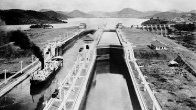 Deschiderea oficială a Canalului Panama a fost amânată până la 15 august, ca urmare a declanşării Primului Război Mondial. Evaluat la costuri de peste 350 de milioane de dolari, a fost până la acea dată cel mai scump proiect al SUA. În jur de 3,4 milioane de metri cubi de beton au fost utilizaţi pentru realizarea pereţilor canalului, la care au lucrat, în perioada 1904-1913, peste 56.000 de lucrători. Sursa foto: Profimedia Images | Poza 4 din 21