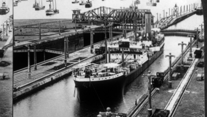 Deschiderea oficială a Canalului Panama a fost amânată până la 15 august, ca urmare a declanşării Primului Război Mondial. Evaluat la costuri de peste 350 de milioane de dolari, a fost până la acea dată cel mai scump proiect al SUA. În jur de 3,4 milioane de metri cubi de beton au fost utilizaţi pentru realizarea pereţilor canalului, la care au lucrat, în perioada 1904-1913, peste 56.000 de lucrători. Sursa foto: Profimedia Images