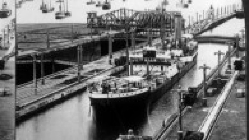 Deschiderea oficială a Canalului Panama a fost amânată până la 15 august, ca urmare a declanşării Primului Război Mondial. Evaluat la costuri de peste 350 de milioane de dolari, a fost până la acea dată cel mai scump proiect al SUA. În jur de 3,4 milioane de metri cubi de beton au fost utilizaţi pentru realizarea pereţilor canalului, la care au lucrat, în perioada 1904-1913, peste 56.000 de lucrători. Sursa foto: Profimedia Images | Poza 1 din 21