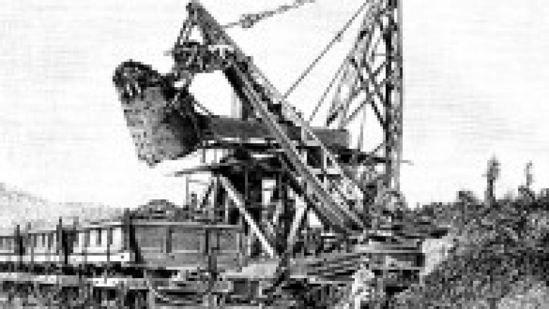 Deschiderea oficială a Canalului Panama a fost amânată până la 15 august, ca urmare a declanşării Primului Război Mondial. Evaluat la costuri de peste 350 de milioane de dolari, a fost până la acea dată cel mai scump proiect al SUA. În jur de 3,4 milioane de metri cubi de beton au fost utilizaţi pentru realizarea pereţilor canalului, la care au lucrat, în perioada 1904-1913, peste 56.000 de lucrători. Sursa foto: Profimedia Images | Poza 3 din 21