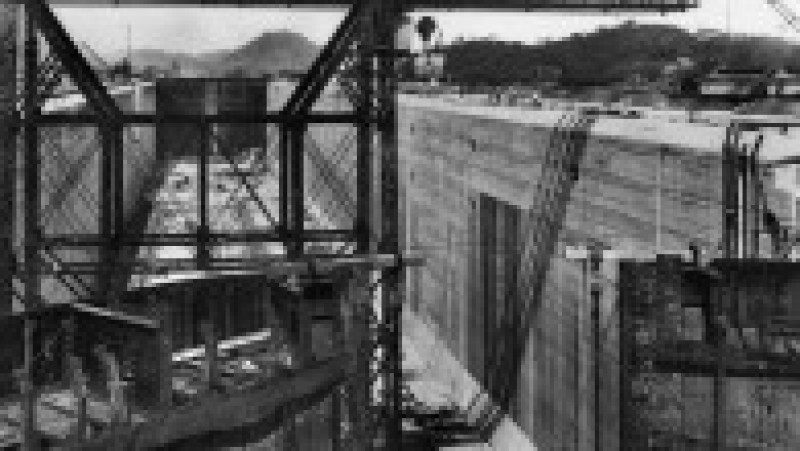 Deschiderea oficială a Canalului Panama a fost amânată până la 15 august, ca urmare a declanşării Primului Război Mondial. Evaluat la costuri de peste 350 de milioane de dolari, a fost până la acea dată cel mai scump proiect al SUA. În jur de 3,4 milioane de metri cubi de beton au fost utilizaţi pentru realizarea pereţilor canalului, la care au lucrat, în perioada 1904-1913, peste 56.000 de lucrători. Sursa foto: Profimedia Images | Poza 15 din 21