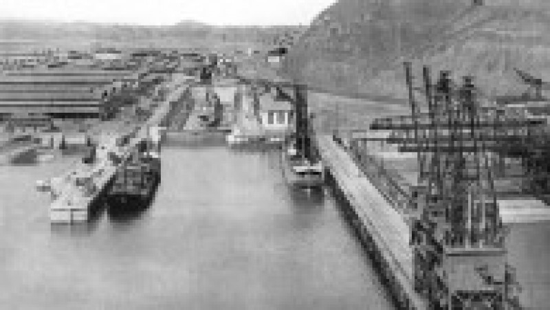 Deschiderea oficială a Canalului Panama a fost amânată până la 15 august, ca urmare a declanşării Primului Război Mondial. Evaluat la costuri de peste 350 de milioane de dolari, a fost până la acea dată cel mai scump proiect al SUA. În jur de 3,4 milioane de metri cubi de beton au fost utilizaţi pentru realizarea pereţilor canalului, la care au lucrat, în perioada 1904-1913, peste 56.000 de lucrători. Sursa foto: Profimedia Images | Poza 16 din 21