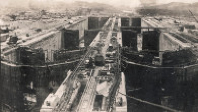 Deschiderea oficială a Canalului Panama a fost amânată până la 15 august, ca urmare a declanşării Primului Război Mondial. Evaluat la costuri de peste 350 de milioane de dolari, a fost până la acea dată cel mai scump proiect al SUA. În jur de 3,4 milioane de metri cubi de beton au fost utilizaţi pentru realizarea pereţilor canalului, la care au lucrat, în perioada 1904-1913, peste 56.000 de lucrători. Sursa foto: Profimedia Images | Poza 17 din 21