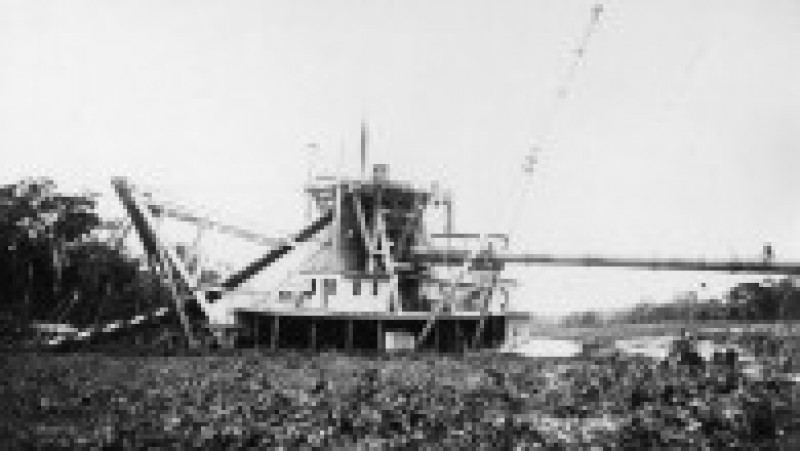 Deschiderea oficială a Canalului Panama a fost amânată până la 15 august, ca urmare a declanşării Primului Război Mondial. Evaluat la costuri de peste 350 de milioane de dolari, a fost până la acea dată cel mai scump proiect al SUA. În jur de 3,4 milioane de metri cubi de beton au fost utilizaţi pentru realizarea pereţilor canalului, la care au lucrat, în perioada 1904-1913, peste 56.000 de lucrători. Sursa foto: Profimedia Images | Poza 19 din 21