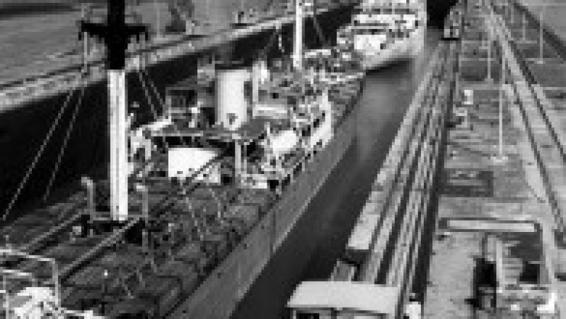 Deschiderea oficială a Canalului Panama a fost amânată până la 15 august, ca urmare a declanşării Primului Război Mondial. Evaluat la costuri de peste 350 de milioane de dolari, a fost până la acea dată cel mai scump proiect al SUA. În jur de 3,4 milioane de metri cubi de beton au fost utilizaţi pentru realizarea pereţilor canalului, la care au lucrat, în perioada 1904-1913, peste 56.000 de lucrători. Sursa foto: Profimedia Images | Poza 20 din 21