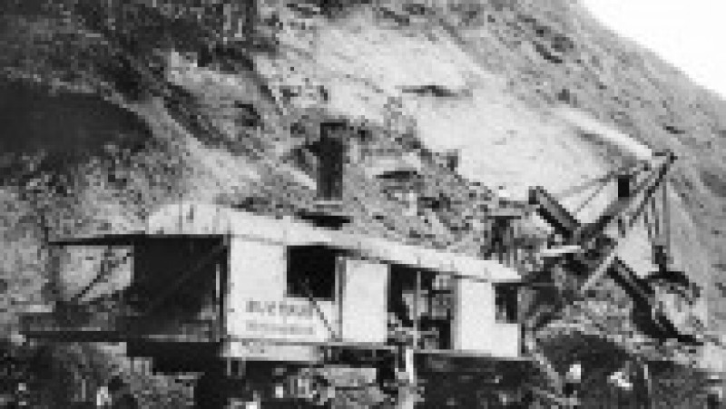 Deschiderea oficială a Canalului Panama a fost amânată până la 15 august, ca urmare a declanşării Primului Război Mondial. Evaluat la costuri de peste 350 de milioane de dolari, a fost până la acea dată cel mai scump proiect al SUA. În jur de 3,4 milioane de metri cubi de beton au fost utilizaţi pentru realizarea pereţilor canalului, la care au lucrat, în perioada 1904-1913, peste 56.000 de lucrători. Sursa foto: Profimedia Images | Poza 14 din 21