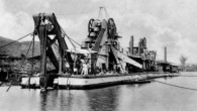 Deschiderea oficială a Canalului Panama a fost amânată până la 15 august, ca urmare a declanşării Primului Război Mondial. Evaluat la costuri de peste 350 de milioane de dolari, a fost până la acea dată cel mai scump proiect al SUA. În jur de 3,4 milioane de metri cubi de beton au fost utilizaţi pentru realizarea pereţilor canalului, la care au lucrat, în perioada 1904-1913, peste 56.000 de lucrători. Sursa foto: Profimedia Images | Poza 11 din 21