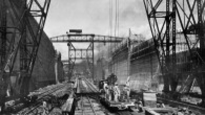 Deschiderea oficială a Canalului Panama a fost amânată până la 15 august, ca urmare a declanşării Primului Război Mondial. Evaluat la costuri de peste 350 de milioane de dolari, a fost până la acea dată cel mai scump proiect al SUA. În jur de 3,4 milioane de metri cubi de beton au fost utilizaţi pentru realizarea pereţilor canalului, la care au lucrat, în perioada 1904-1913, peste 56.000 de lucrători. Sursa foto: Profimedia Images | Poza 12 din 21