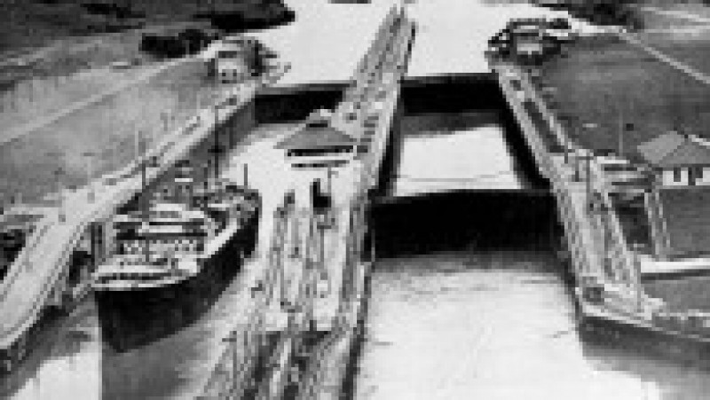 Deschiderea oficială a Canalului Panama a fost amânată până la 15 august, ca urmare a declanşării Primului Război Mondial. Evaluat la costuri de peste 350 de milioane de dolari, a fost până la acea dată cel mai scump proiect al SUA. În jur de 3,4 milioane de metri cubi de beton au fost utilizaţi pentru realizarea pereţilor canalului, la care au lucrat, în perioada 1904-1913, peste 56.000 de lucrători. Sursa foto: Profimedia Images | Poza 13 din 21