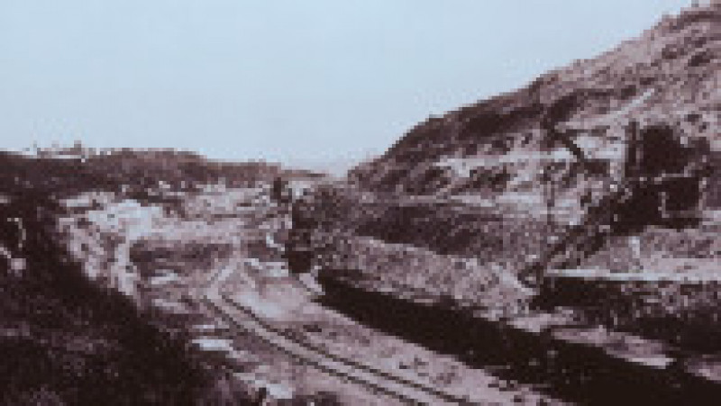 Deschiderea oficială a Canalului Panama a fost amânată până la 15 august, ca urmare a declanşării Primului Război Mondial. Evaluat la costuri de peste 350 de milioane de dolari, a fost până la acea dată cel mai scump proiect al SUA. În jur de 3,4 milioane de metri cubi de beton au fost utilizaţi pentru realizarea pereţilor canalului, la care au lucrat, în perioada 1904-1913, peste 56.000 de lucrători. Sursa foto: Profimedia Images | Poza 21 din 21
