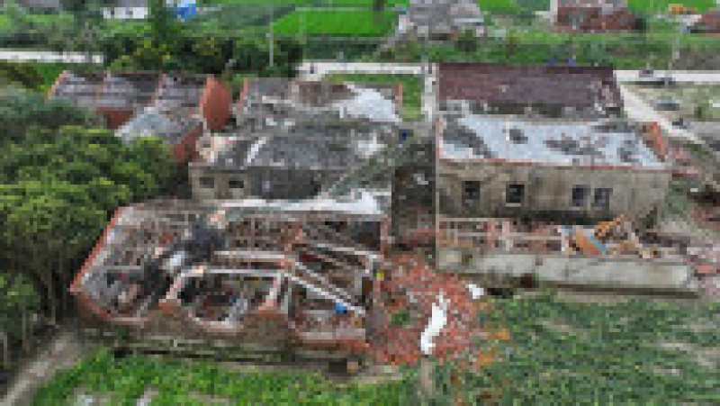 O tornadă care s-a produs în estul Chinei a distrus aproape 300 de case și a distrus zeci de sere de legume. FOTO: Profimedia Images | Poza 6 din 8