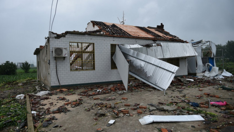 O tornadă care s-a produs în estul Chinei a distrus aproape 300 de case și a distrus zeci de sere de legume. FOTO: Profimedia Images