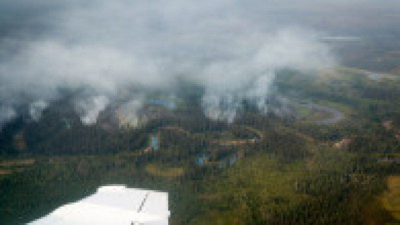 Un oraș întreg de 20.000 de locuitori din nordul Canadei a primit ordin de evacuare din calea unui incendiu uriaș. FOTO: Profimedia Images | Poza 11 din 18